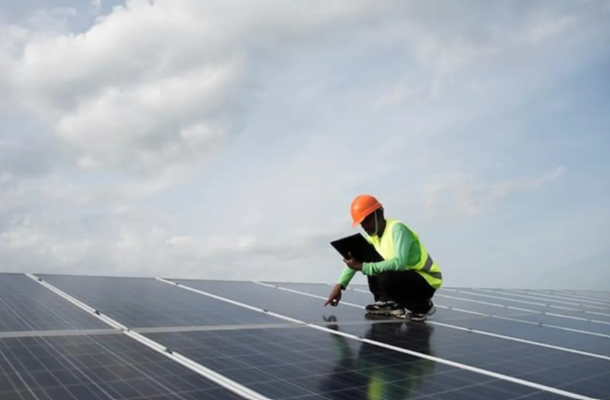 راهنمای کامل نگهداری پنل خورشیدی و روش‌های تمیز کردن اصولی